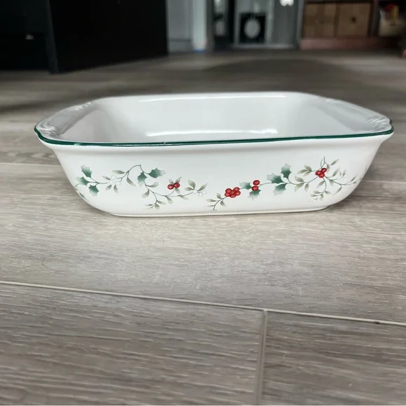 Winterberry Pfaltzgraff Square Baker 8x8